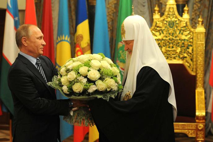 Vladimir Putin in patriarh Kiril | Moskovski patriarh Kiril je zelo velik podpornik ruskega predsednika Vladimirja Putina. Patriarh Kiril je Putina odločno podprl že pred predsedniškimi volitvami leta 2012 in ga označil za božji čudež. | Foto Guliverimage