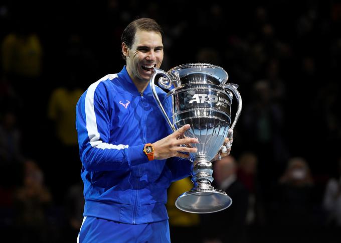 Rafael Nadal je po koncu obračuna prejel tudi pokal za prvo mesto na lestvici ATP. | Foto: Reuters