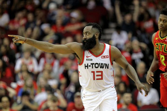 James Harden | James Harden se je ob visoki zmagi Houstona nad Atlanto, ob kateri je igral zgolj 30 minut, zaustavil pri 60 točkah. | Foto Reuters