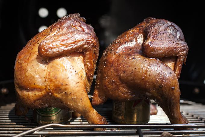 Piščanec je z dimljenjem dobil lepo zlatorjavo barvo (za recept za peko piščanca na pločevinki piva kliknite na fotografijo). | Foto: Bojan Puhek