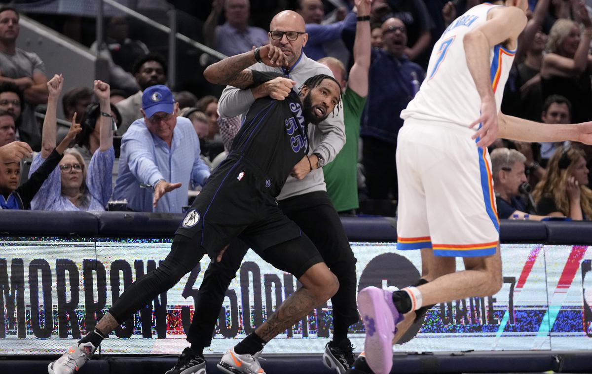 Dallas Mavericks Jason Kidd | Jason Kidd je takole pomagal na noge Derricku Jonesu Jr. po enem izmed ključnih košev v zaključku šeste tekme z Oklahomo City Thunder. | Foto Guliverimage