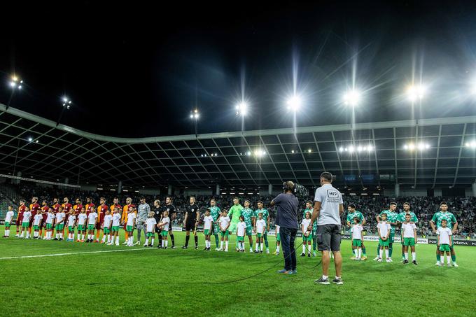 Dvoboj je potekal v razprodanih Stožicah. | Foto: Vid Ponikvar