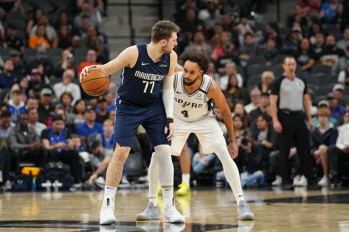 Derrick White v obrambi ni našel pravega odgovora za Dončića. | Foto: Reuters