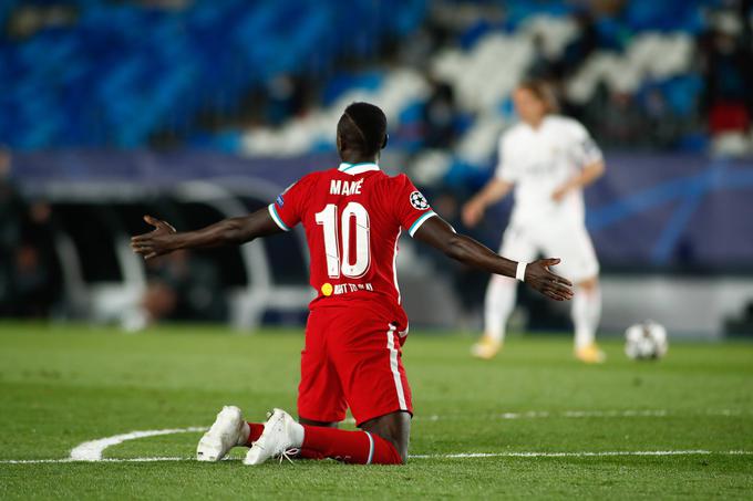 Sadio Mane je pričakoval, da bo sodnik dosodil prekršek Lucasa Vazqueza, a se je zmotil. | Foto: Guliverimage/Vladimir Fedorenko