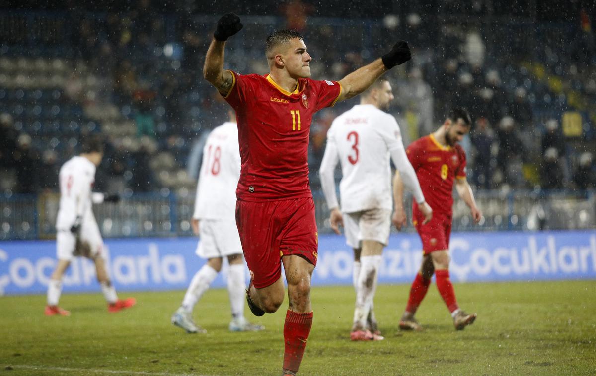 liga narodov Črna Gora Nikola Krstović |  Nikola Krstović je za sploh prvo zmago, prve točke Črne gore dosegel hat-trick proti pred tem krogom vodilni Turčiji. | Foto Reuters