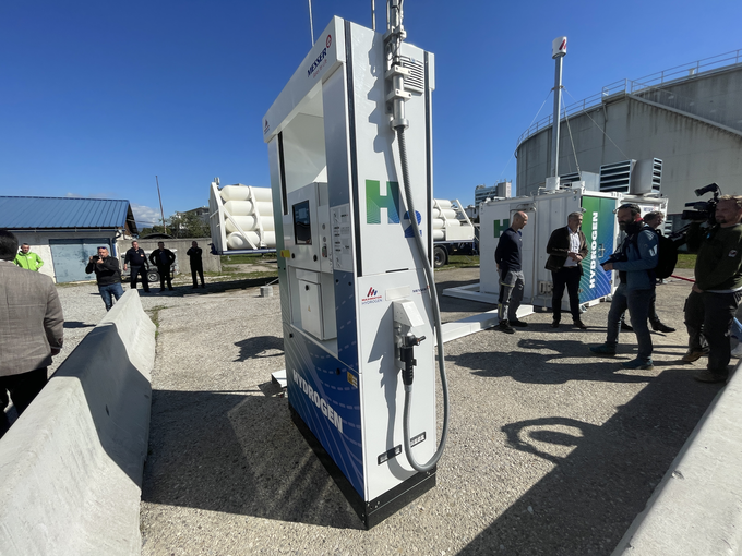 Polnjenje vodikovega avtobusa v Ljubljani | Foto: Gregor Pavšič