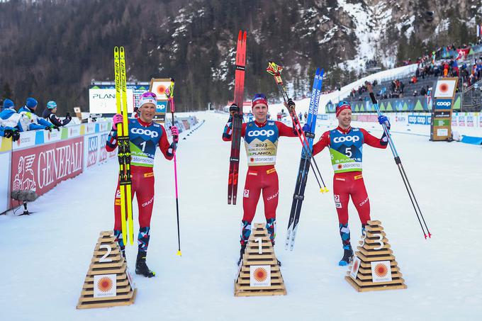 Krügerju sta na stopničkah družbo delala še njegova rojaka Johannes Hösflot Klaeb in Sjurje Röthe. | Foto: Grega Valančič/Sportida