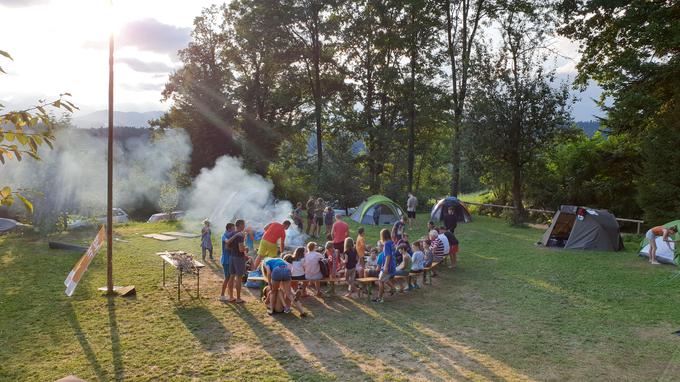 Da bi se izognili visokim cenam najema, urejajo svoj taborni prostor, a za zdaj še ne zmore sprejeti več kot 20 ljudi. | Foto: Metka Prezelj