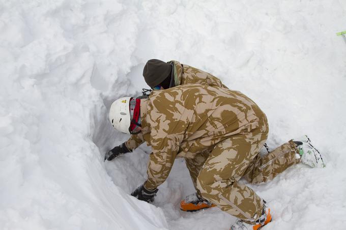 Psi, ki se šele spoznavajo z reševanjem izpod plazov, se učenja lotevajo postopoma. Najprej jih markerji čakajo v ti. trugi (ko so le delno pokriti s snegom), pozneje pa v snežnem zaklonišču ("grobu"), ki je lahko delno ali povsem zaprt. | Foto: Matija Lepoša