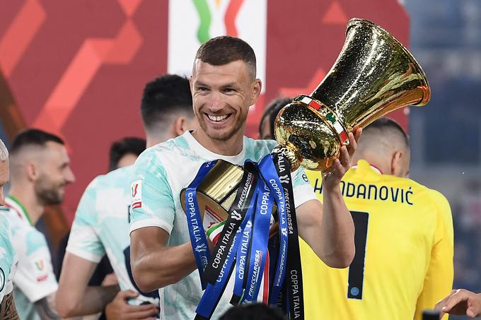 Edin Džeko in Samir Handanović sta letos že osvojila lovoriko. Ubranila sta naslov pokalnega zmagovalca v Italiji. Kako bo v soboto v Istanbulu? | Foto: AP / Guliverimage