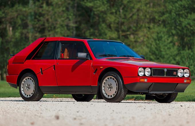 Izredno dobro ohranjena serijska lancia delta S4 stradale, ki bo stala okrog pol milijona evrov. | Foto: RM Sotheby's