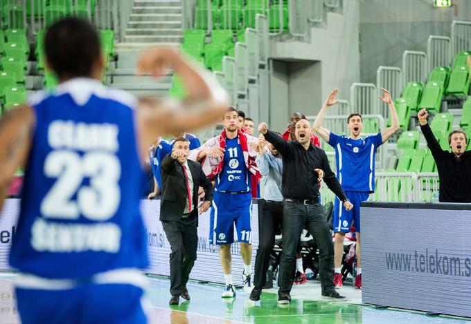 Košarkarji Tajfuna so bili tik pred tem, da presenetijo Olimpijo na gostovanju. Zmanjkal jim je le drobec časa, saj je Parker že zadel zmagovito trojko, ki so jo nato sodniki zaradi prekoračitve napadalnega časa razveljavili. | Foto: 