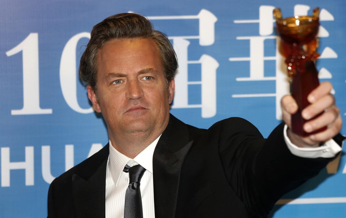 Matthew Perry | Tudi na vrhuncu svoje slave se je Perry boril z odvisnostjo od protibolečinskih tablet in alkohola ter večkrat obiskoval klinike za odvajanje. | Foto Guliverimage/AP