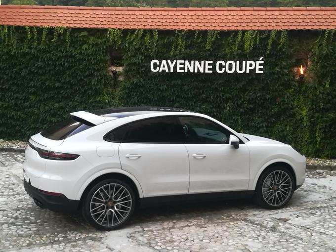 Porscheji cayenne coupe so se na pot po Sloveniji podali izpred igrišča za golf. | Foto: Aleš Črnivec