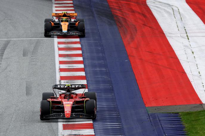 Red Bull Ring Carlos Sainz Lando Norris | Široki in premalo rebrasti robniki ter asfaltne izletne cone niso prava rešitev za formulo 1. | Foto Reuters