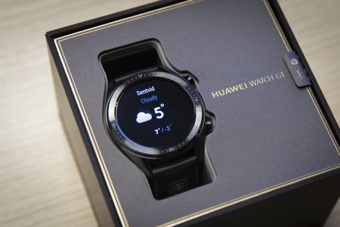 Huawei Watch GT prikaže le osnovne podatke, kot so na primer dohodni klici in sporočila ter vremenske razmere, ne pa tudi notifikacij aplikacij drugih avtorjev. | Foto: Bojan Puhek