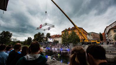 Plezalni spektakel nad Ljubljanico, ki je z nekaj praskami kljuboval tudi vremenu #video