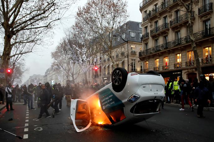 protesti Pariz Francija rumeni jopiči | Protestnikov je občutno manj kot bilo ob začetku protestov novembra lani, ko je bilo na ulicah okoli 280.000 rumenih jopičev. | Foto Reuters