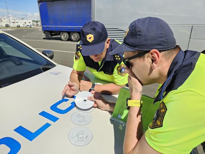 Nadzor policistov nad tahografi | Foto: Mendota