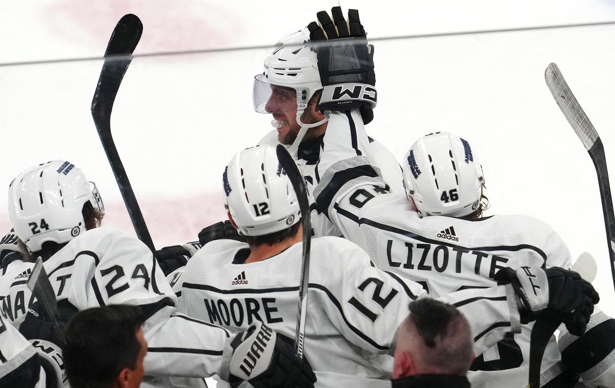 Los Angeles Kings, Anže Kopitar | Anže Kopitar je ob zmagi nad Vegasom zadel za končnih 4:1, kar je njegov 400. gol v rednem delu lige NHL. Postal je šele četrti kralj v zgodovini s toliko zadetki. | Foto Reuters