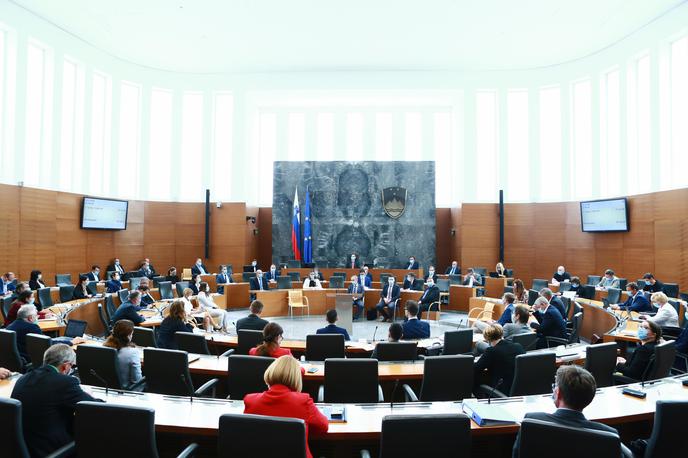 Državni zbor | Poslanci so dobili še zadnjo znižano plačo. Z junijem bo ta znova enaka kot pred znižanjem zaradi epidemije. | Foto Matija Sušnik