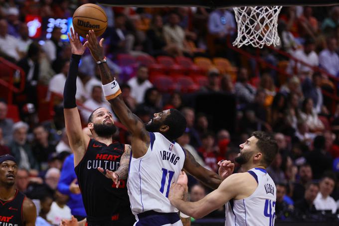 Kyrie Irving je postal po zmagi nad Miamijem bogatejši za še milijon ameriških dolarjev. | Foto: Reuters