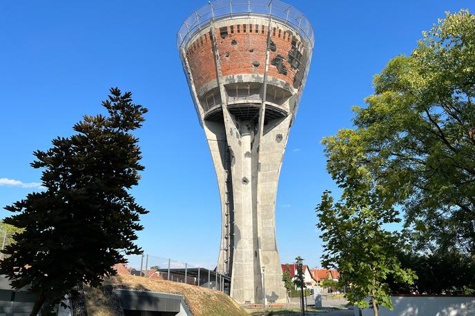 Vukovar | Dan spomina oz. dan spomina na žrtve domovinske vojne in dan spomina na žrtve Vukovarja in Škabrnje na Hrvaškem praznujejo 18. novembra. Na slovesnosti se vsako leto zbere več tisoč ljudi, udeleži pa se je tudi državni vrh. | Foto Shutterstock