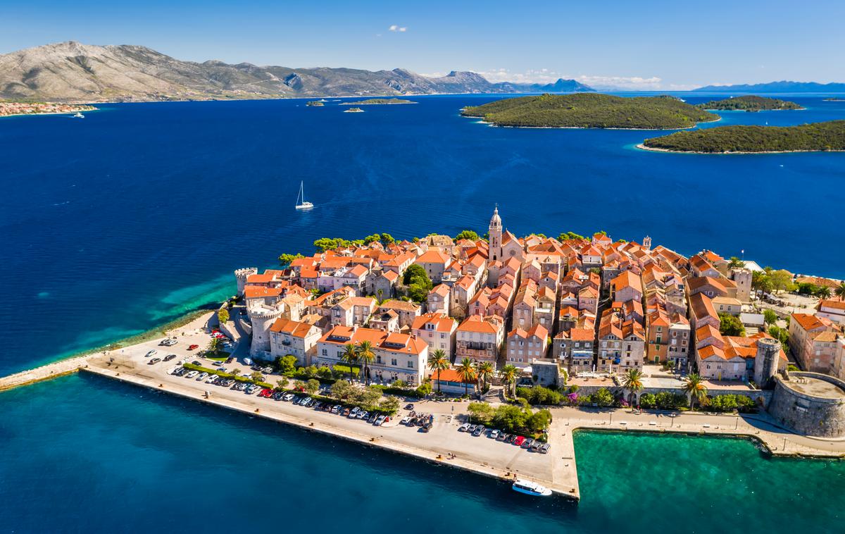 Korčula, Hrvaška | Booking.com in podobne platforme za iskanje počitniških namestitev so zelo priljubljeno lovišče internetnih goljufov, saj tako rekoč vsakomur omogočajo, da na platformi odda svoj apartma, sobo ali drugo nepremičnino. | Foto Shutterstock