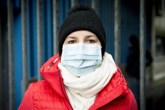 Maska koronavirus | Med drugim bodo uvedli merjenje telesne temperature potnikov na brniškem letališču, ukrepi bodo sledili tudi na kopenski meji.  | Foto Ana Kovač