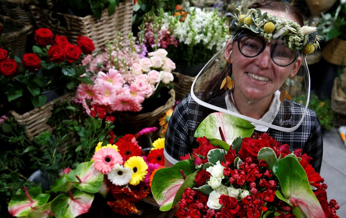 vizir, epidemija, covid-19 | Nekateri menijo, da jim preprosti plastični vizirji zagotavljajo zadostno zaščito pred virusi, a zdravniki opozarjajo, da ni tako. | Foto Reuters