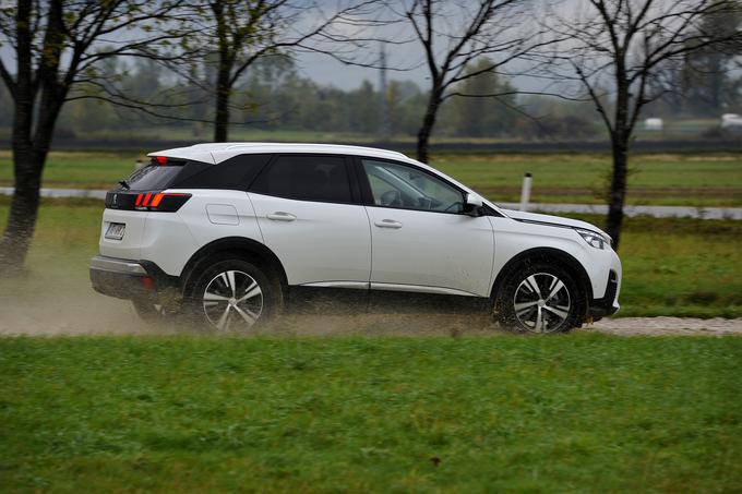 Peugeot 3008 cesto zgrabi in jo drži. Lega je izjemna ... | Foto: Jure Gregorčič