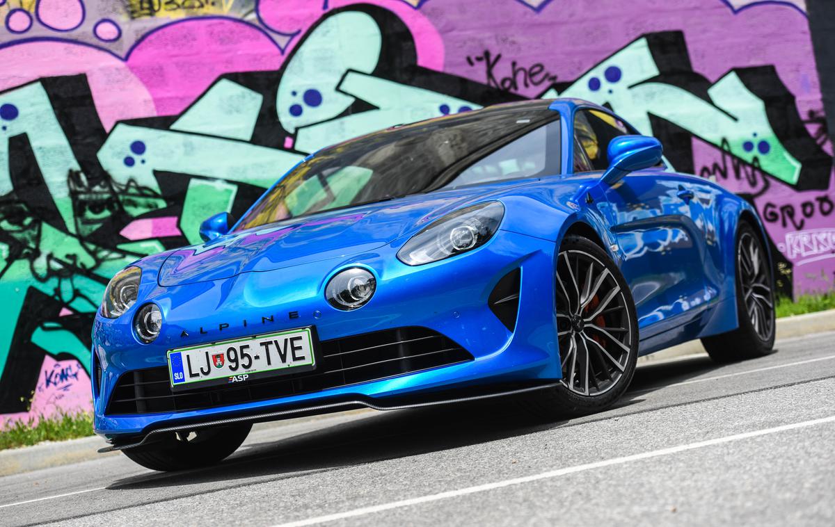 Alpine A110 s | Pri oblikovanju novodobnega naslednika so ohranili položaj, število in približno obliko žarometov. | Foto Gašper Pirman