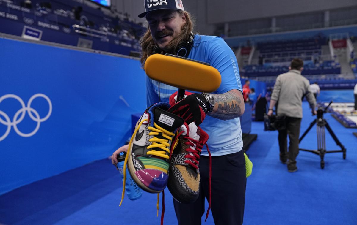 Mat Hamilton | Ameriški tekmovalec v curlingu Matt Hamilton je eden najbolj opaznih likov na letošnjih olimpijski igrah. Kot je pojasnil, je njegova pričeska taka, kot je, z globljim razlogom.  | Foto Guliverimage