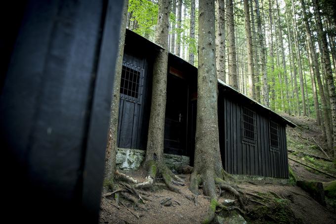 Kompleks so sestavljaje barake za ranjence z manjšim prostorom, ambulanta, kuhinja, razkuževalnica, stranišči, baraka za osebje, zemljanka za evakuacijo ranjencev in hrano. | Foto: Ana Kovač