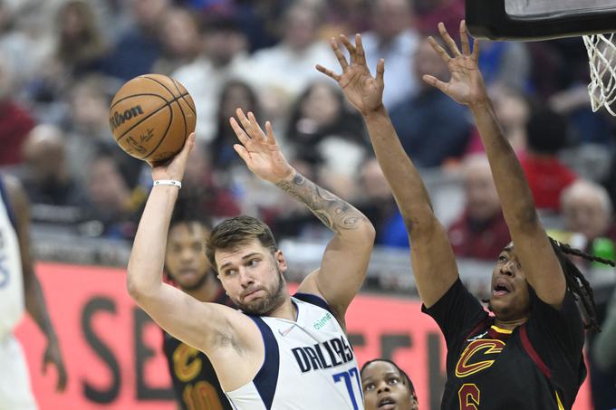 Luka Dončić se je izkazal proti nekdanjemu soigralcu Mosesu Brownu, ki nosi dres Clevelanda. | Foto: Reuters