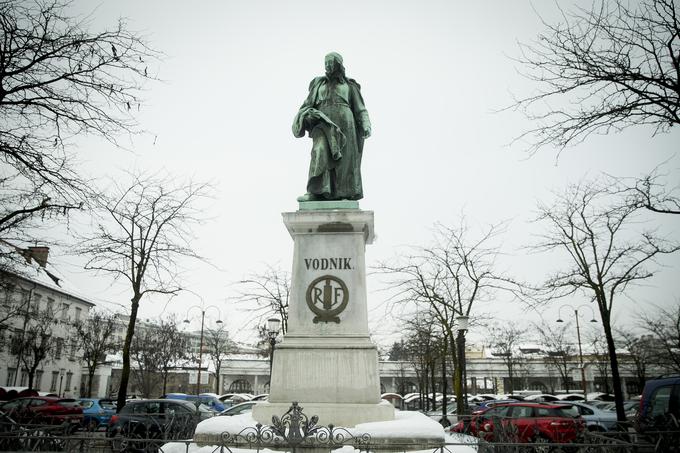 Bornasti spomenik pesniku Valentinu Vodniku, tudi duhovniki in profesorju, so odkrili junija 1889.  | Foto: Ana Kovač