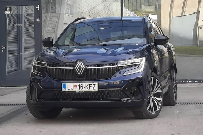 Renault espace | 4,7 metra dolgi espace je na 20-palčnih kolesih dvignjen 18 centimetrov od tal, kar ga skupaj z zaščitnimi oblogami uvršča v razred SUV. | Foto Aleš Črnivec