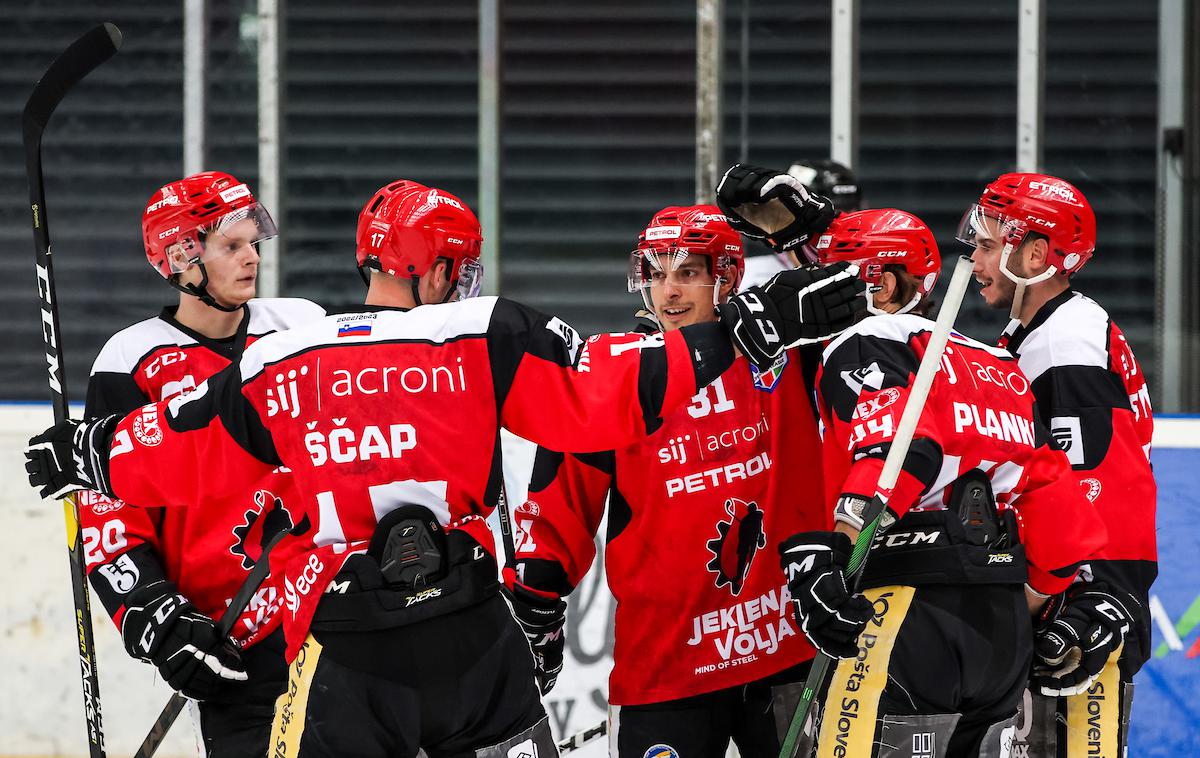 HDD Jesenice | Jeseničani ob 18. uri na svojem ledu začenjajo finale Alpske lige, v katerem jim nasproti stoji Cortina. | Foto Matic Klanšek Velej/Sportida