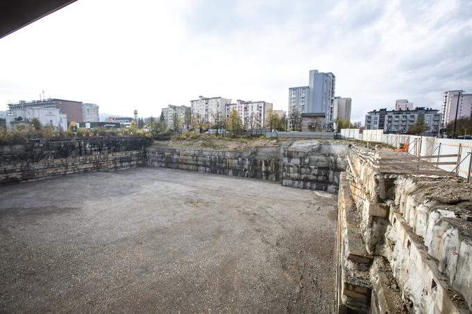 Potem ko je podjetje Spektra Invest v začetku leta začelo sanacijo gradbene jame in jo pripravilo na začetek gradnje najvišjih stanovanjskih stolpnic v državi, gradbišče trenutno sameva. | Foto: Bojan Puhek