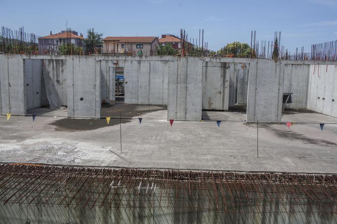 Po oceni Gašparja Gašparja Mišiča bi cene stanovanj skupaj z davkom lahko dosegle od 1.550 evrov do 2.000 evrov za kvadratni meter, kolikor so znašale v Rezidenci Livade. | Foto: Matej Leskovšek