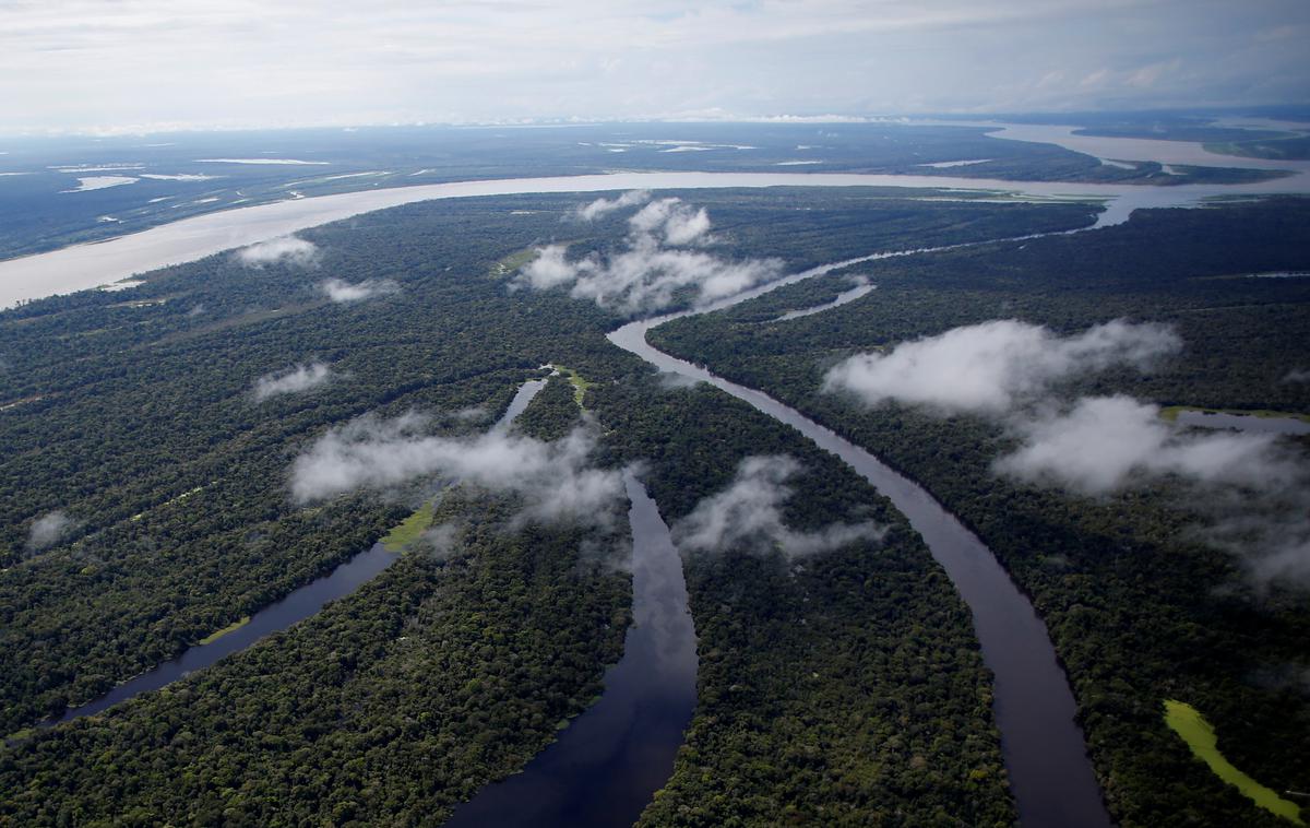 Amazonija | Celotno Amazonijo trenutno ogrožajo številni požari. Po oceni okoljevarstvenikov večinoma kmetje zažigajo že posekane površine, da bi pridobili pridelovalno zemljo. V trenutno sušnem obdobju ognjeni zublji zajamejo še nedotaknjene gozdne površine. Brazilski predsednik je bil nedavno deležen mednarodnih kritik zaradi podpore gospodarski rabi deževnega gozda, ki ima pomemben vpliv na podnebje po svetu. | Foto Reuters