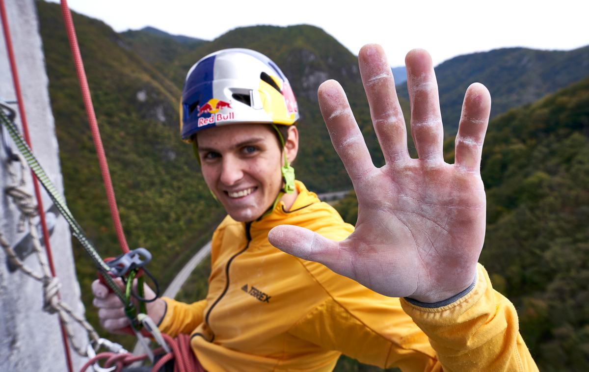 dimnik | Domen Škofic je oktobra lani skupaj z Janjo Garnbret preplezal 360-metrski dimnik termoelektrarne Trbovlje. | Foto Jakob Schweighofer / Red Bull Content Pool