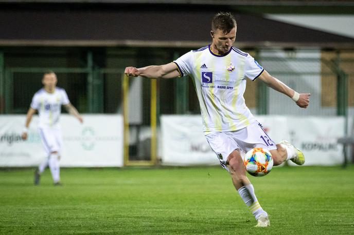 NK Mura NK Maribor Pokal | Dare Vršič se je v 48. minuti odločil za strel z razdalje. Le nekaj sekund pozneje je proslavljal prekrasen zadetek za vodstvo Maribora. | Foto Blaž Weindorfer/Sportida