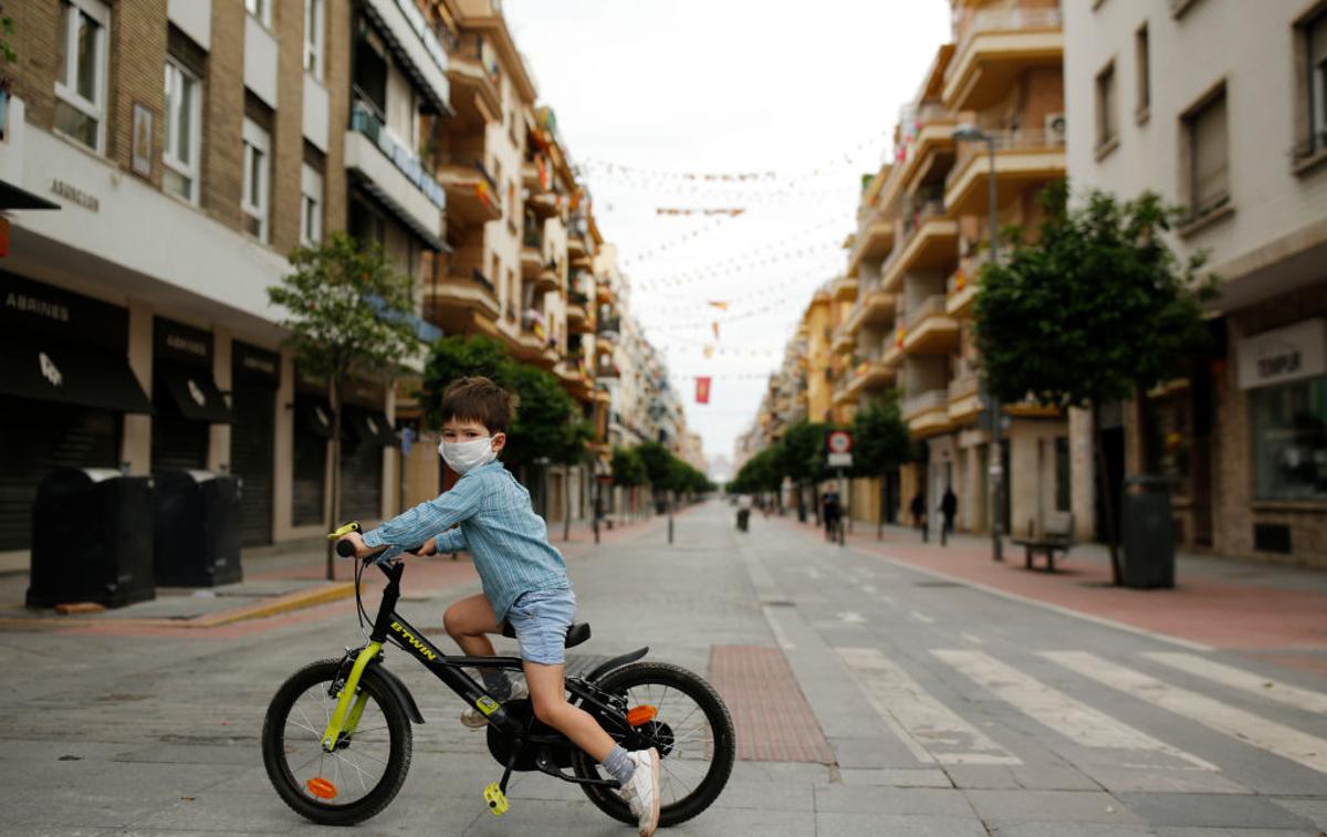 Španija koronavirus | Ravno danes so v Španiji otrokom prvič po šestih tednih dovolili, da lahko zapustijo stanovanja v spremstvu staršev. | Foto Getty Images