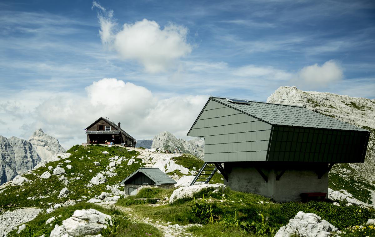 Zasavska koča na Prehodavcih, Prehodavci | Letošnja planinska poletna sezona je drugačna kot prejšnja leta. Zaradi ukrepov, povezanih s pandemijo novega koronavirusa, je v planinskih kočah manj nočitev, spremenjena pa je tudi nacionalna struktura planincev.  | Foto Ana Kovač