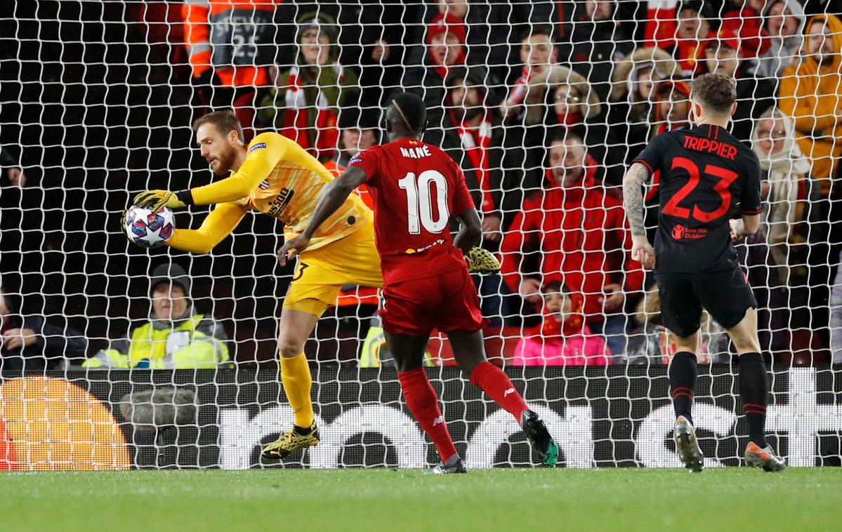 Jan Oblak vs Liverpool | So navijači Jana Oblaka in madridskega Atletica v Liverpoolu raznesli novi koronavirus? | Foto Reuters