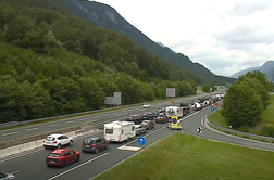 Gneča pred predorom Karavanke, zastoji skozi Jesenice. Kdaj bo zasvetila luč na koncu predora? #video