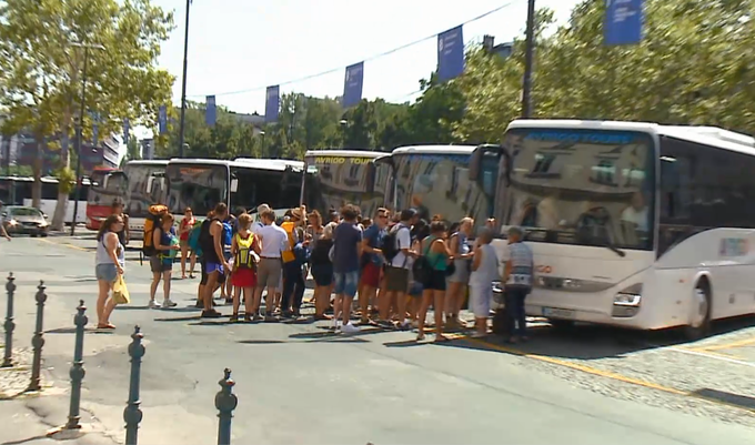 Nekdo je na avtobusni postaji pozabil žensko spodnje perilo. | Foto: Planet TV