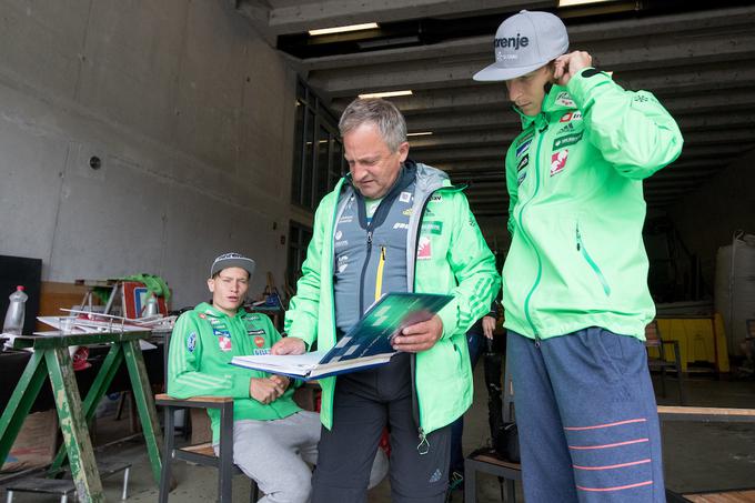 "Ker ima Peter specialni trening, je bolje, da skakalnic ne menja," razlaga Jani Grilc, ki verjame, da bo prvemu skakalcu reprezentance v zimi steklo. | Foto: Matic Klanšek Velej/Sportida