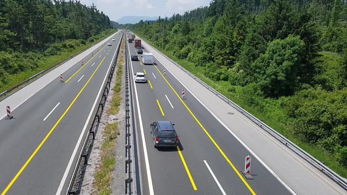 Poleti na tem odseku dnevno pelje tudi do 90 tisoč vozil. Pred 45 leti jih je tu v celem letu peljalo okrog osem tisoč. | Foto: Gregor Pavšič